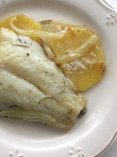Una foto de Bacalao al horno con patatas y cebolla