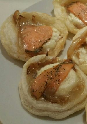 Una foto de Hojaldritos de salmón y rulo de cabra