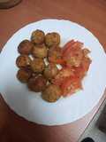 Buñuelos de garbanzos, salchicha y brotes de soja