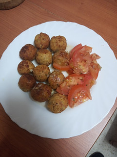 Una foto de Buñuelos de garbanzos, salchicha y brotes de soja