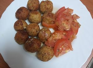 Foto principal de Buñuelos de garbanzos, salchicha y brotes de soja