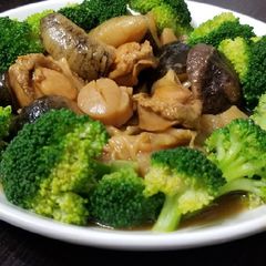 A picture of Chinese abalone sea cucumber mushroom stew 鮑魚花膠海參江瑤柱煲.