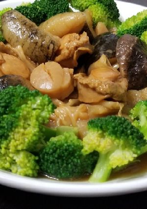 A picture of Chinese abalone sea cucumber mushroom stew 鮑魚花膠海參江瑤柱煲.