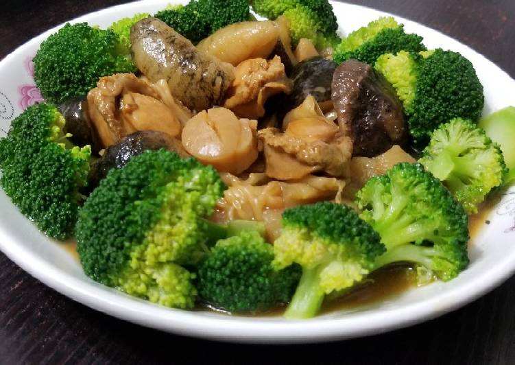 Chinese abalone sea cucumber mushroom stew 鮑魚花膠海?江瑤柱煲