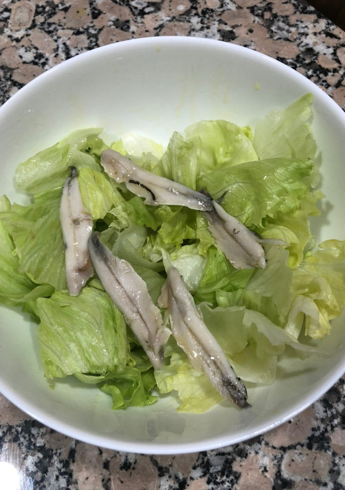 Una foto de Ensalada con boquerones en vinagre