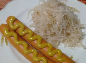Una foto de Chucrut Expres con papas y salchichas de viena