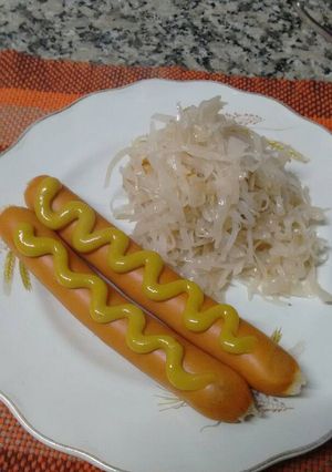 Una foto de Chucrut Expres con papas y salchichas de viena