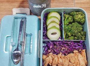 Hình của món Healthy: Salad ức gà - bắp cải tím.