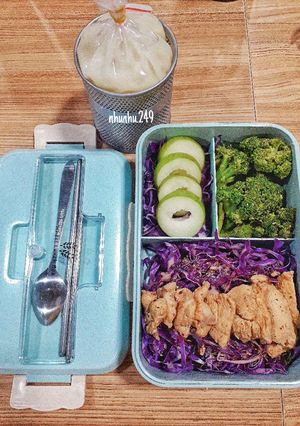 Hình của món Healthy: Salad ức gà - bắp cải tím.