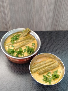 સરગવાની શીંગ નુ કઢી વાળું શાક (Saragva Shing Kadhi Valu Shak Recipe In Gujarati) રેસીપી મુખ્ય ફોટો