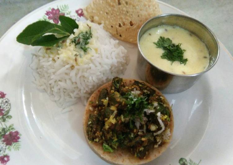 Bhindi, Kadhi, rice with satha roti, papad