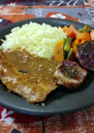 Una foto de Chuletas de Cerdo 🐖 en salsa de naranja 🍊