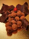 Tartufi di cioccolato con datteri carrube e noci di macadamia