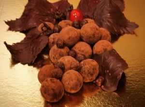 Foto di Tartufi di cioccolato con datteri carrube e noci di macadamia