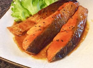 Hình của món Cá hồi chiên sốt xì dầu.