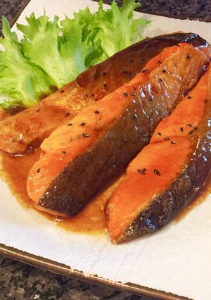 Hình của món Cá hồi chiên sốt xì dầu.