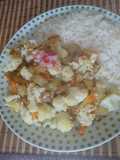 Coliflor revuelta con huevo y papas en cubos