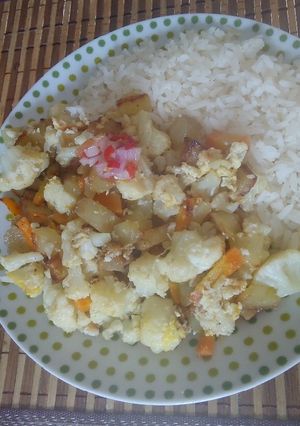 Una foto de Coliflor revuelta con huevo y papas en cubos