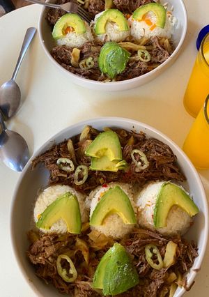 Una foto de Carne mechada con arroz🍴