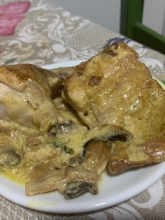 Una foto de Conejo al curry con champiñones