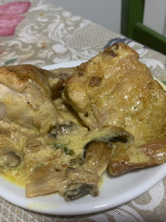 Una foto de Conejo al curry con champiñones