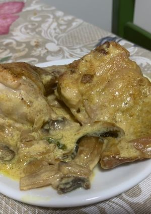 Una foto de Conejo al curry con champiñones