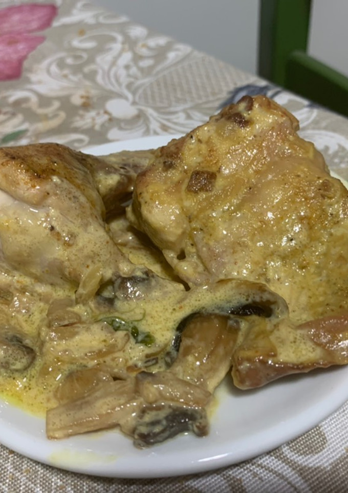 Una foto de Conejo al curry con champiñones