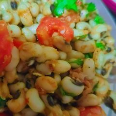 A picture of Black eyed peas tomato salad.