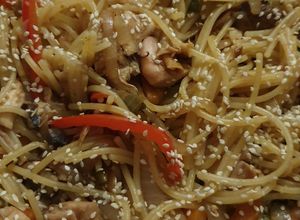 Una foto de Chow Mein de Pollo