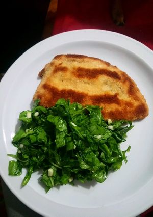 Una foto de Suprema de pollo con rúcula