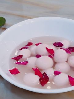 रोझ रसगुल्ला (rose rasgulla recipe in marathi) रेसिपी चे मुख्य फोटो