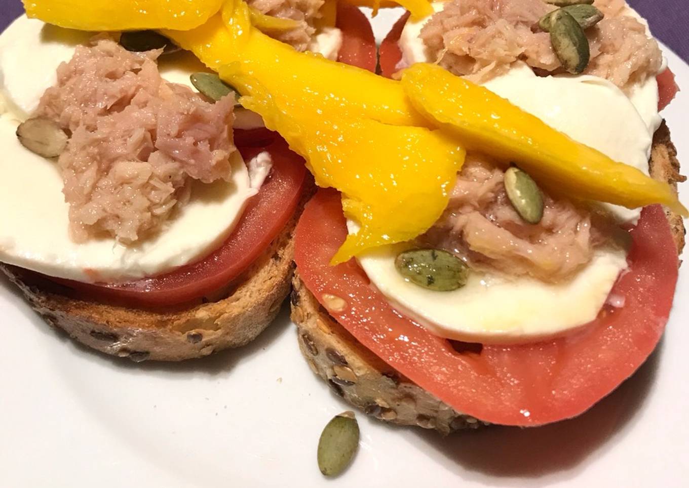 Tostada de tomate con mozzarella, atún y mango