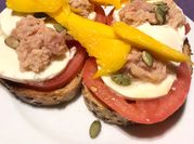Una foto de tostadas con tomate y mozzarella