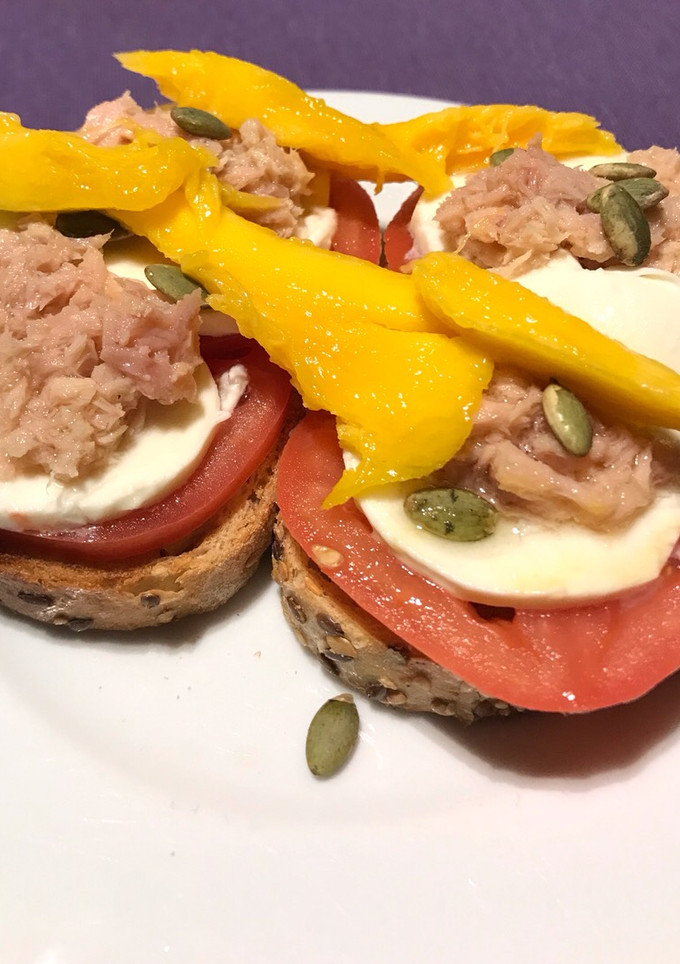 Una foto de Tostada de tomate con mozzarella, atún y mango
