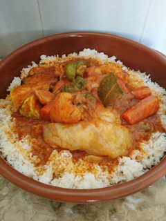 Una foto de Estofado de pollo con crema de cacachuete arroz blanco