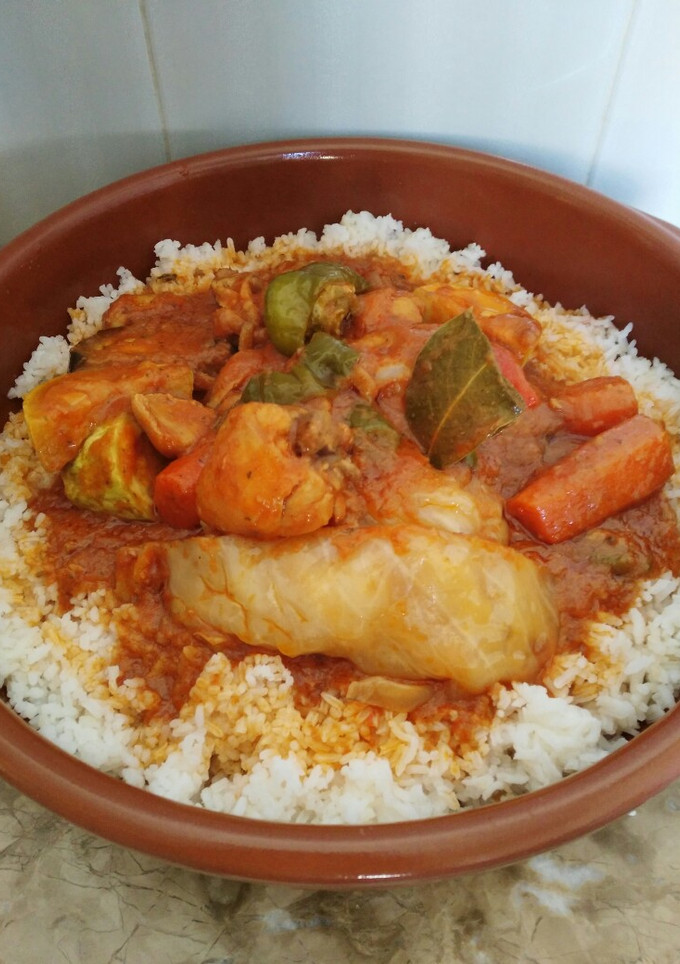 Una foto de Estofado de pollo con crema de cacachuete arroz blanco