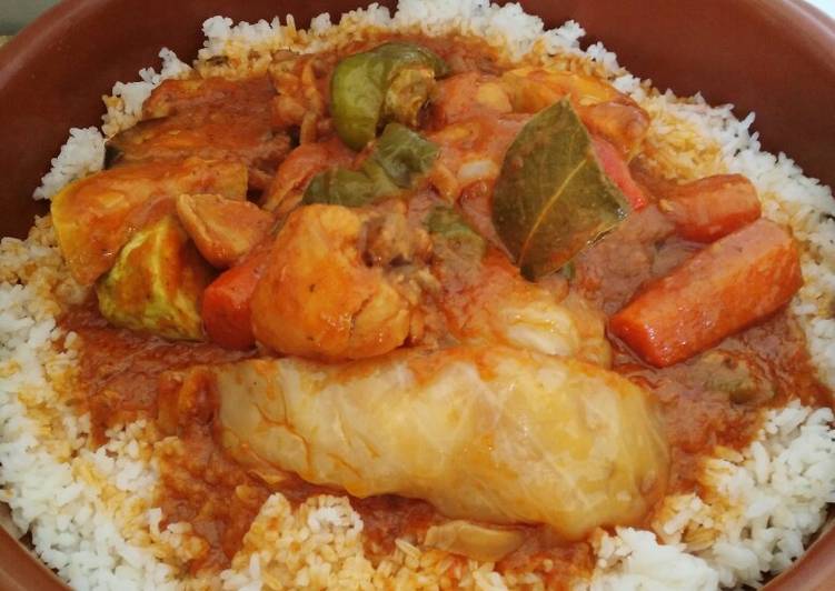 Estofado de pollo con crema de cacachuete arroz blanco