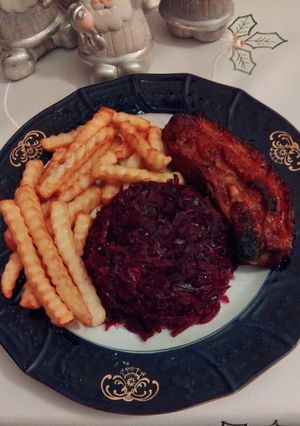 BBQ szószba pácolt csont nélküli oldalas grillezve, párolt káposztával.#gluténmentes recept fotója