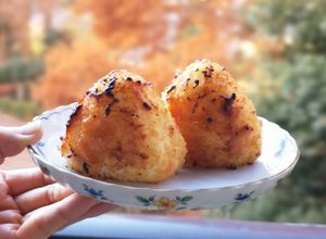 Foto di Miso Yaki Onigiri: Polpette di riso giapponesi grigliate al miso