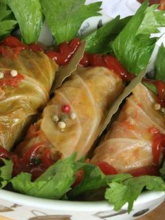 Una foto de Hojas de Repollo rellenas de arroz