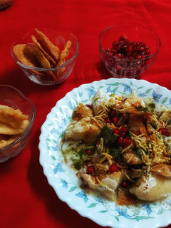 दही वड़े पापडी चाट (dahi cade papdi chaat recipe in Hindi) रेसिपी मुख्य फोटो