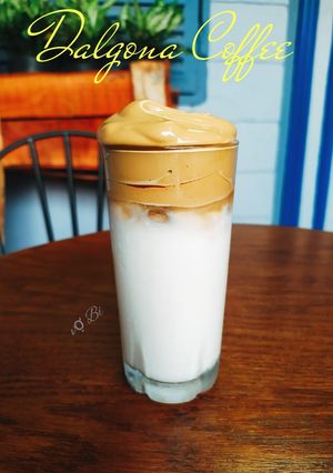 Hình của món Dalgona Coffee.