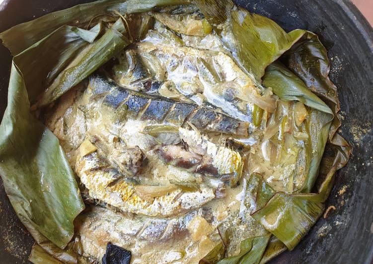 Mathi Pollichathu (Sardines cooked in Banana leaf)