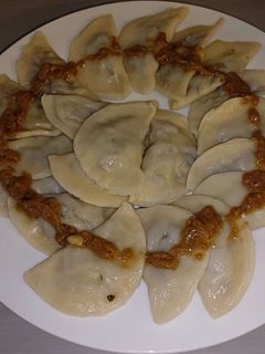 Une photo de (Jiaozi) Raviolis champignons oignons et sauce beurre de cacahuète piment
