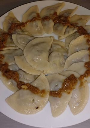 Une photo de (Jiaozi) Raviolis champignons oignons et sauce beurre de cacahuète piment