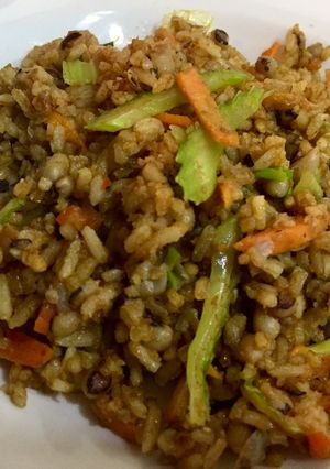 Una foto de Arroz Frito con Vegetales y Frijol