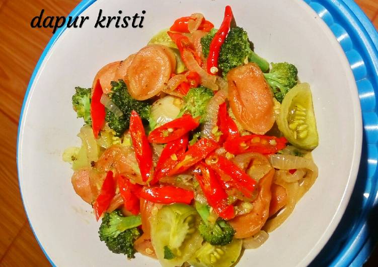 Langkah Mudah untuk Menyiapkan Brokoli sosis saos tiram Lezat