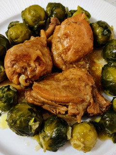 Una foto de Pollo en salsa Moscatel y salteado de coles de Bruselas