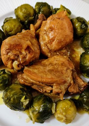Una foto de Pollo en salsa Moscatel y salteado de coles de Bruselas