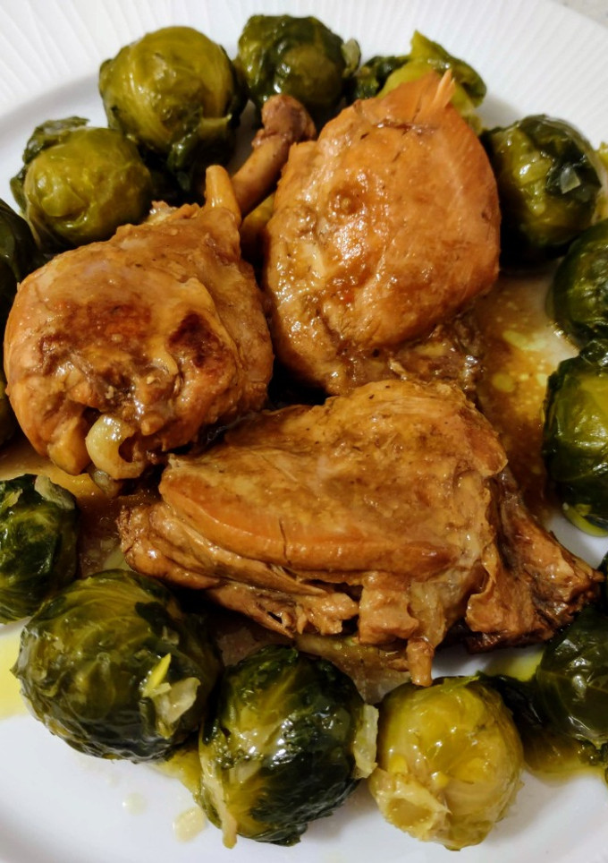 Una foto de Pollo en salsa Moscatel y salteado de coles de Bruselas
